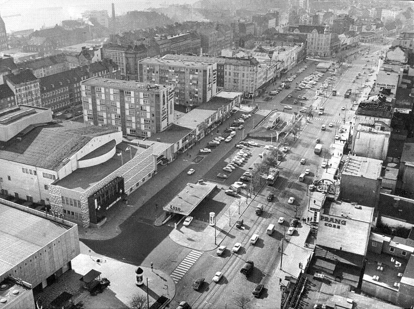 Hamburg in den 1970er-Jahren – Luftbild einer Straße mit Wohnblöcken, Geschäften und einer Tankstelle