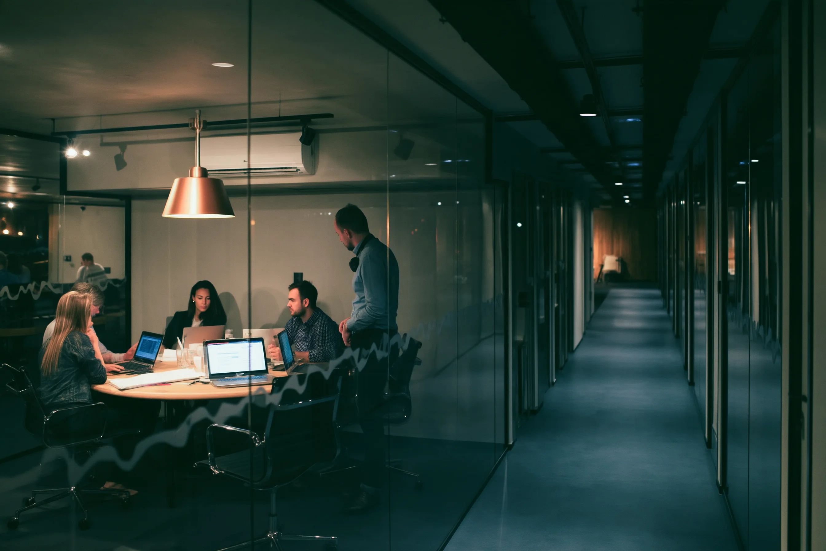 Team im Gespräch im Büro