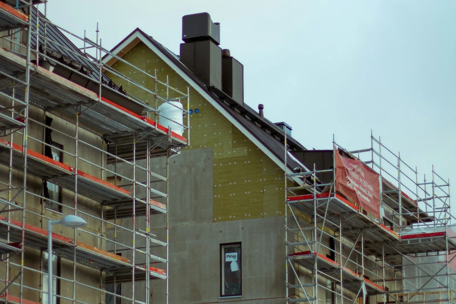 Mehrfamilienhaus mit Gerüst und neuer Fassadendämmung