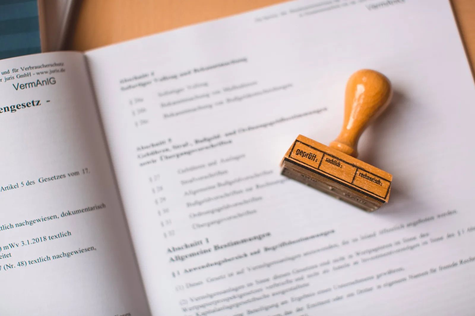 Stempel auf einem aufgeschlagenen Gesetzestext