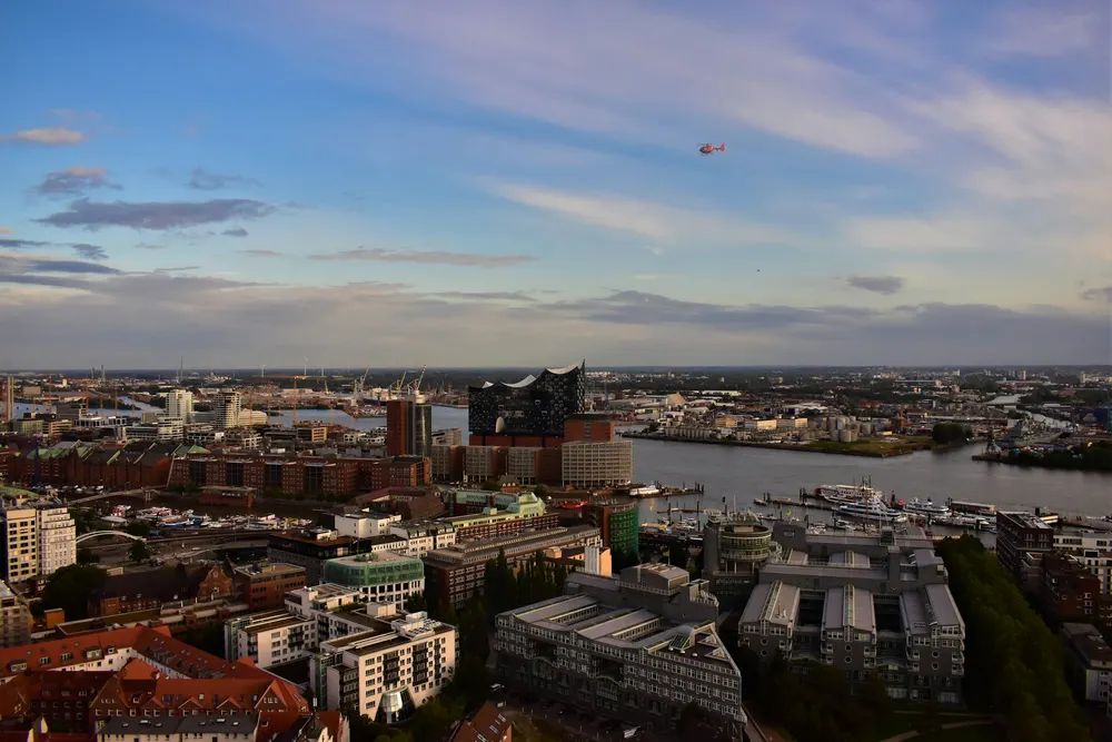 Blick über Hamburg mit Elbphilharmonie und Hafen