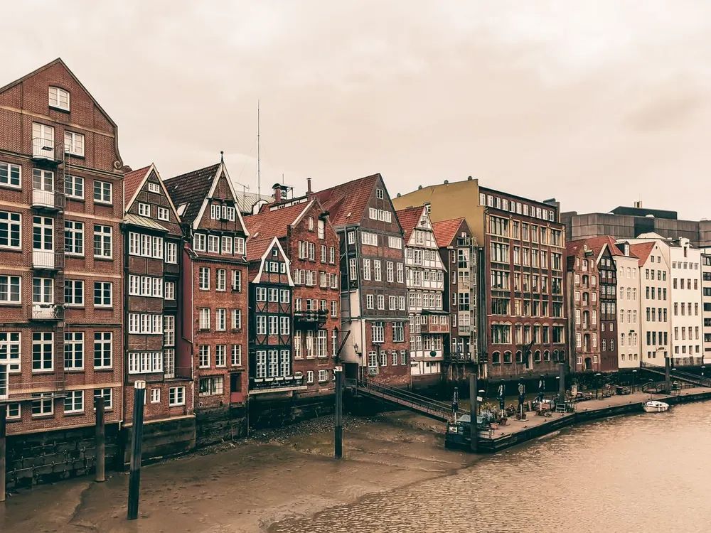 Historische Giebelhäuser am Wasser in Hamburg
